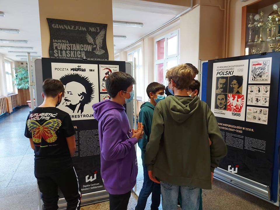 Uczniowie oglądają wystawę o najnowszej historii Polski